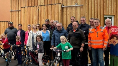 Zu einem gemeinsamen Bild vor dem Werkstodl stellten sich die Vertreter von Markt, Grundschule, beteiligten Firmen und der PI Tirschenreuth zusammen mit einigen Schülern mit ihren neuen Fahrrädern. (Bild: Verwaltungsgemeinschaft Wiesau/exb)