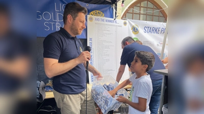 Der künftige Lions-Präsident Christoph Skutella mit Hassan Al Souadi, der die Gewinnlose zieht. (Bild: Petra Schober/exb)