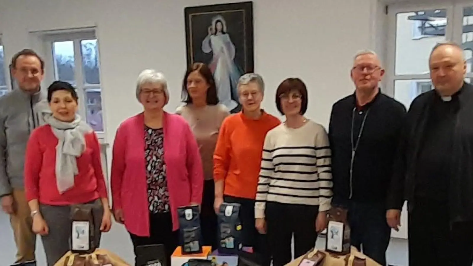 Das Team der ökumenischen Frühschichten: von links Christian Münch, Beate Friedl, Dagmar Franz, Doris Schön (Fairtrade-Beauftragte der Stadt Tirschenreuth), Sabine Birkner, Petra Hopf, Anton Frötschl und Stadtpfarrer Georg Flierl. (Bild: Wolfgang Würl/exb)