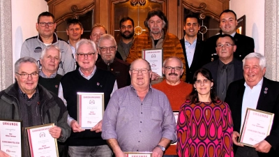 Eine persönliche Ehrung durch die Feuerwehrführung und Bürgermeister Rudolf Teplitzky gab es für langjährige Mitglieder der Feuerwehr Oberviechtach.  (Bild: Feuerwehr Oberviechtach/exb)