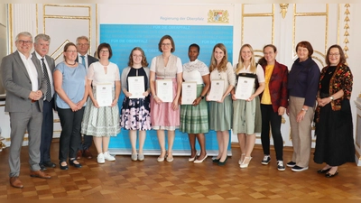 Regierungsvizepräsidentin Christiane Zürn (1.v.r.), Leiter des Sachgebiets Bildung in der Land- und Hauswirtschaft an der Regierung der Oberpfalz, Reiner Luber (4.v.l.h.) mit den Absolventinnen aus dem Landkreis Schwandorf und Ehrengästen<br> (Bild: Saskia Stühlinger-Weinhändler)