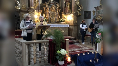 Gerti Münch und Rita Bayer (von links) lasen die Texte und Theresa Uhl und Doris Bär (von rechts) sorgten für musikalische Umrahmung.  (Bild: Eva Seifried)