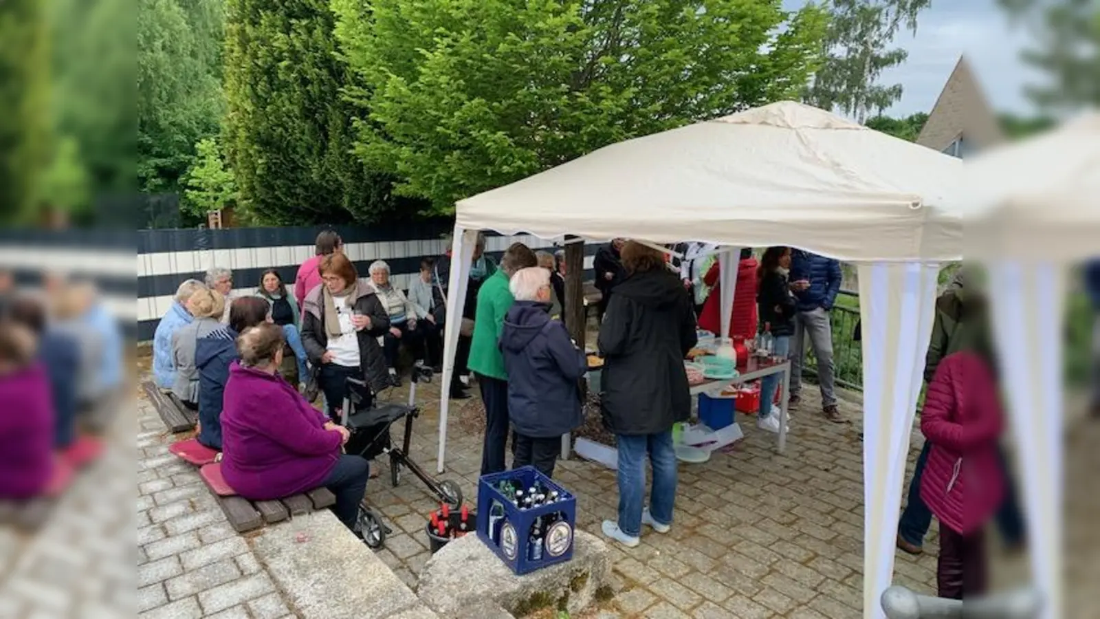 Nach der Maiandacht gemütliches Beisammensein am Nepomukplatz  (Bild: Petra Reil)