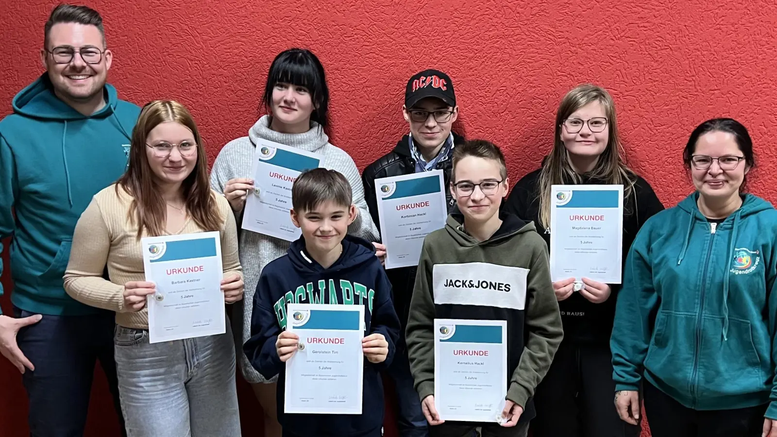 Örtlicher Jugendrotkreuzleiter Sven Lehner (links) und Gruppenleiterin Monika Stahl (rechts) mit den geehrten Jugendrotkreuz-Mitgliedern Barbara Kastner (von links), Leonie Kastner, Tim Gerolstein, Korbinian Hackl, Kornelius Hackl und Magdalena Bauer. (Bild: Jugendrotkreuz Erbendorf/exb)