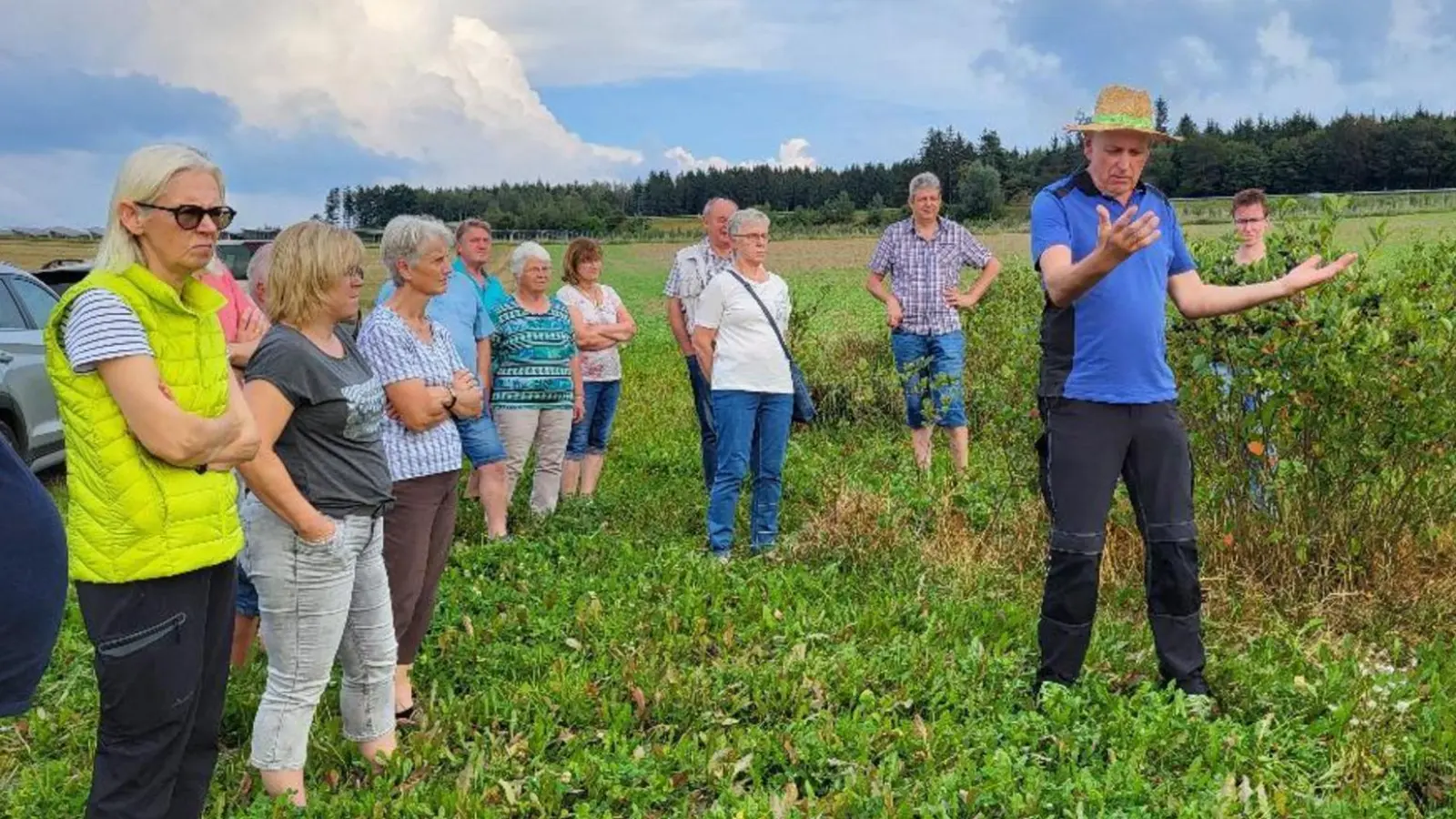 Josef Bernhard informiert über Anbau, Ernte und Verwertung von Aroniabeeren. (Bild: Maria Treiber)