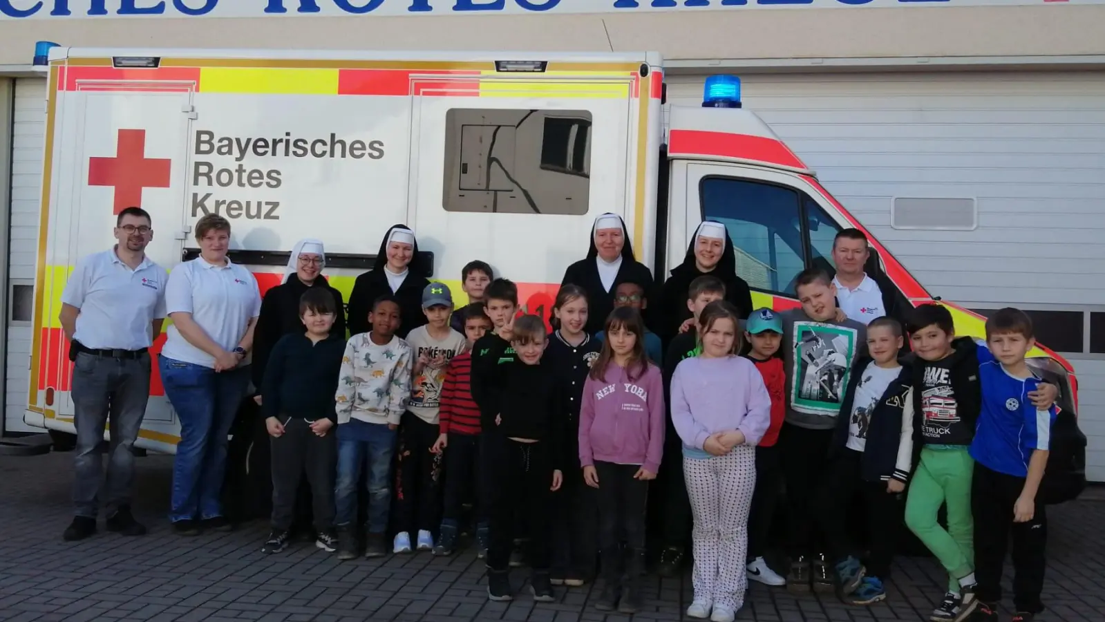 Kinderhort besucht BRK Auerbach. (Bild: Eva Goß)