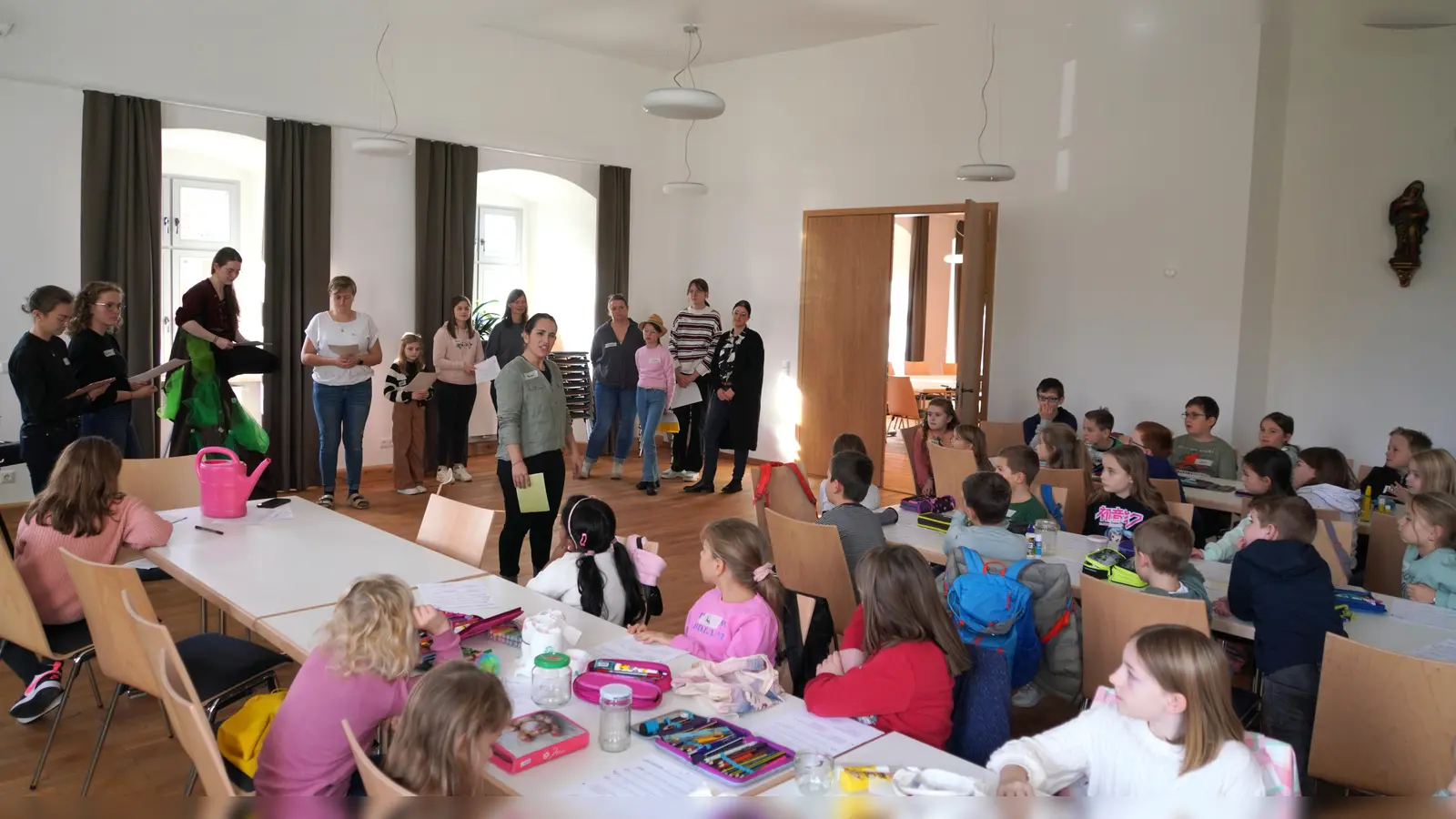 Elisabeth Beimler klettert beim Kinderbibeltag-Schauspiel als Zachäus auf einen symbolischen „Maulbeer-Feigenbaum. (Bild: fvo)