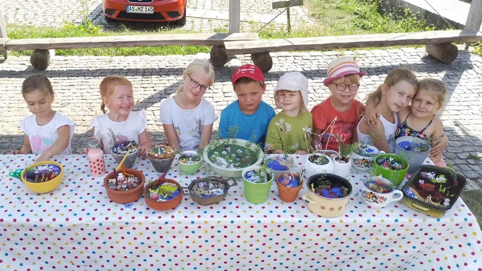 Kinder gestalten Minigärten (Bild: Maria Schießlbauer)