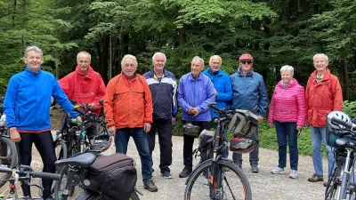 Radfahrgruppe des OWV Nabburg auf Radtour zum Aussichtsturm auf dem Hirschberg (Bild: Hans Rachwalik)