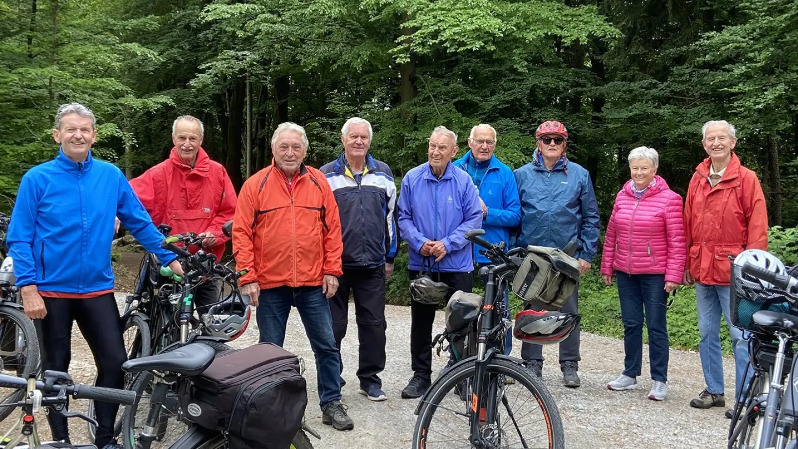 Radfahrgruppe des OWV Nabburg auf Radtour zum Aussichtsturm auf dem Hirschberg (Bild: Hans Rachwalik)