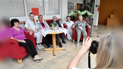 Pflegeauszubildende des Klinikum St. Marien Amberg gestalten besonderes Fotoshooting im Marienheim. (Bild: Petra Hartl)