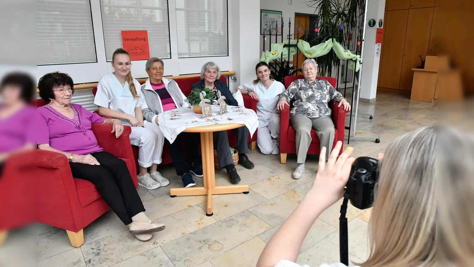 Pflegeauszubildende des Klinikum St. Marien Amberg gestalten besonderes Fotoshooting im Marienheim. (Bild: Petra Hartl)