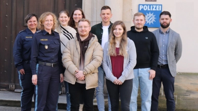 Bild: PI Nabburg, Inspektionsleiterin Sabine Roidl (v.l.1. Reihe) und ihre Vertreterin Marion Zenger (v.l.2. Reihe) mit 7 der 8 neuen Beschäftigten (Bild: Polizei Nabburg)