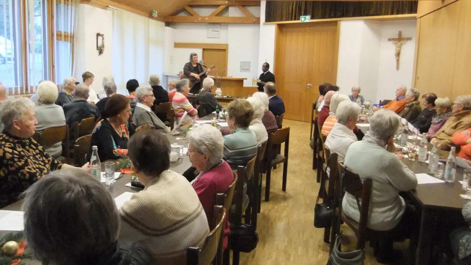 Ein voller Pfarrsaal in Ebermannsdorf, St. Konrad. Heitere Akteure und viel Humor sorgten für herzhaftes Lachen bei der Adventsfeier. (Bild: Michael Götz)