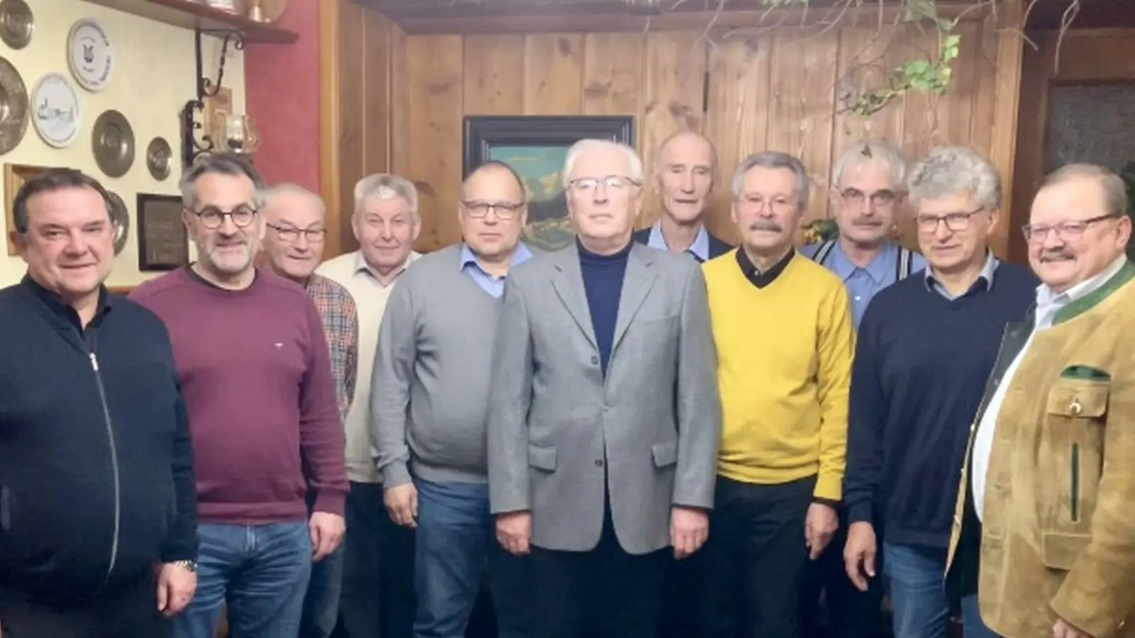 Beim Männergesangverein standen Neuwahlen an: (von links) Stadtpfarrer Konrad Amschl, Stefan Werner (Vorsitzender der Sängergruppe Wiesau), Otto Hültner, Helmut Weiß, Steffen Braunert, Herbert Ulrich, Norbert Danhof, Sigmund Schütz, Engelbert Eckert, Kurt Weiß und Bürgermeister Alfred Stier. (Bild: Sigmund Schütz/exb)