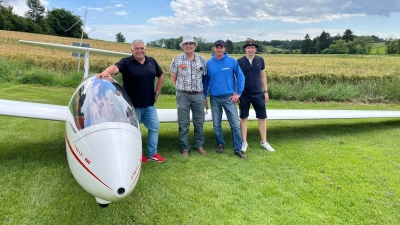 Prüfer Frank Kurtz mit den strahlenden frisch gebackenen Scheinpiloten: Kurt Maier, Christian Kelm und Kristian Soloviov (Bild: Gerhard Götz, LSG Amberg)