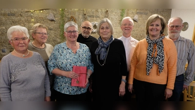 Zu einer festen und treuen Gemeinschaft wuchs der Seniorenkreis Klub 70, der nunmehr in neue Hände gelegt wurde. Bild von links: Sieglinde Sommer, Christa Thomas, Manuela Preisinger, Gerd Lindner, Renate Lindner, Pfarrer Wilfried Römischer, Silke Scherm und Werner Bock. (Bild: Fred Lehner)