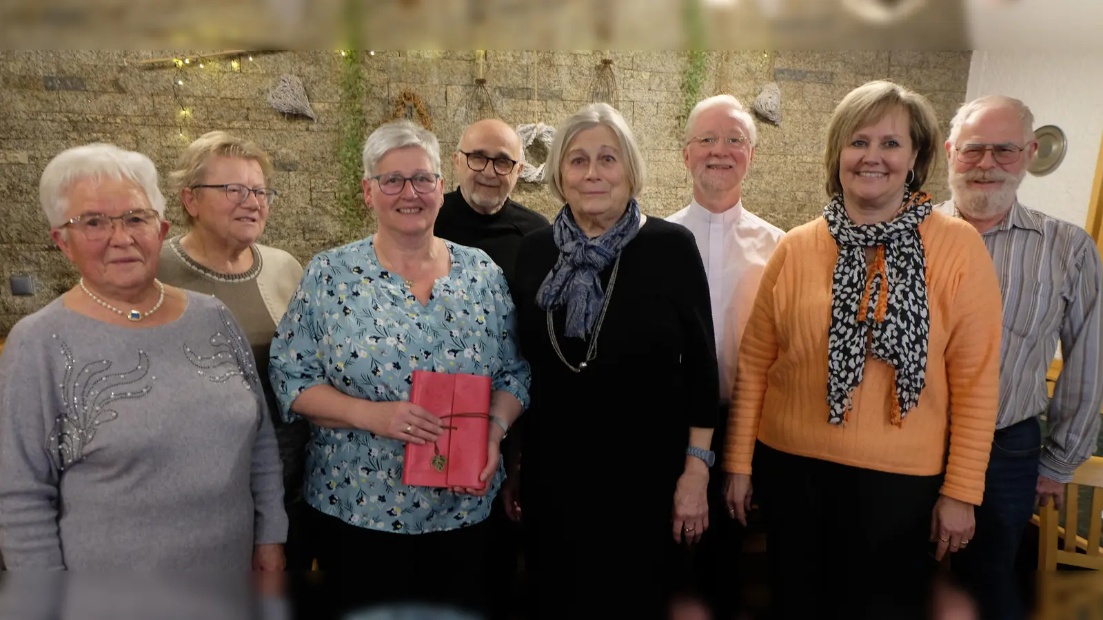 Zu einer festen und treuen Gemeinschaft wuchs der Seniorenkreis Klub 70, der nunmehr in neue Hände gelegt wurde. Bild von links: Sieglinde Sommer, Christa Thomas, Manuela Preisinger, Gerd Lindner, Renate Lindner, Pfarrer Wilfried Römischer, Silke Scherm und Werner Bock. (Bild: Fred Lehner)