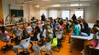 Aktiver Musik-Unterricht gestaltet von der Werkvolkkapelle Schlicht. Erstmals beginnt die WVK Schlicht auch eine Bläserklasse an der Schule Vilseck, hierzu findet am Montag, 21.7.2025 um 18.30 Uhr die Vorstellung des Bläserklassen-Konzept mit Anmeldung in der Schule Vilseck statt.  (Bild: Lena Wiesnet)