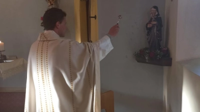 Weihe der gespendeten Rita-Figur in der Frauenrichter Kapelle durch Pfarrer Thomas Kohlhepp (Bild: Michael Weismeier)