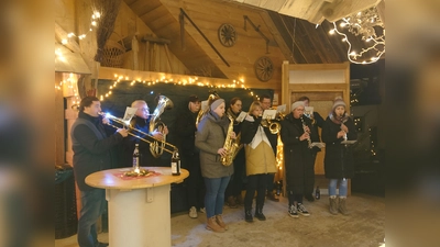 Die kleine Besetzung der Blaskapelle Gleiritsch sorgt mit weihnachtlichen Melodien für angenehme Stimmung (Bild: sgs)