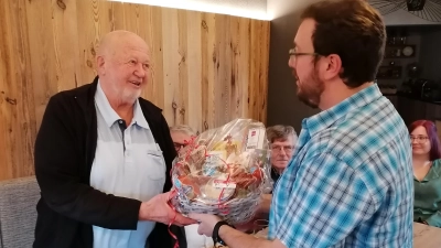 Vorsitzender Manuel Winkler verabschiedet Hans-Werner Habel (links) mit einem Geschenk.  (Bild: Eckl-Binder/exb)