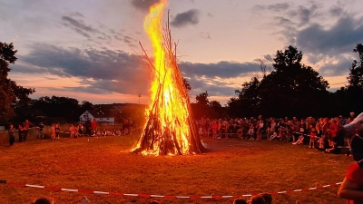 Traditionelles Johannisfeuer am Miesberg entzündet  (Bild: Wolfgang Lobinger)