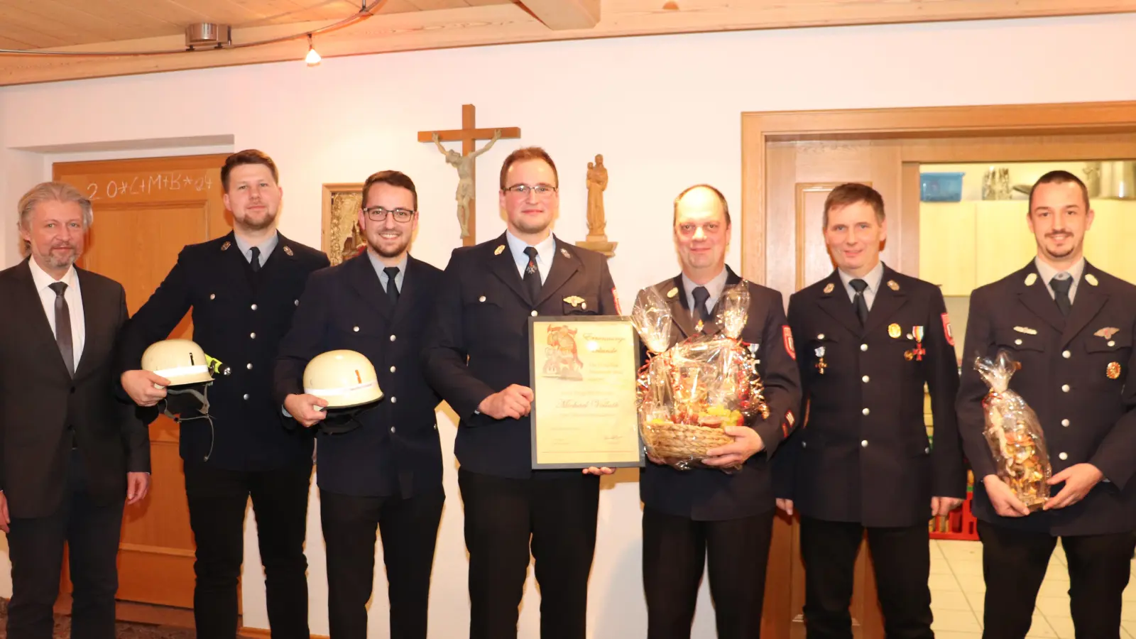 Vorsitzender Florian Adam (Mitte) und sein Stellvertreter Alfons Gleißner dankten Michael Vollath (Zweiter und Dritter von rechts) und Stefan Kulzer (rechts) und würdigten Vollaths Ernennung zum Ehrenkommandanten mit einer geschnitzten Floriansfigur. Bürgermeister Lothar Müller beglückwünschte die neuen Kommandanten Florian Kraus und Sebastian Schwägerl (von links). (Bild: Feuerwehr Beidl/exb)