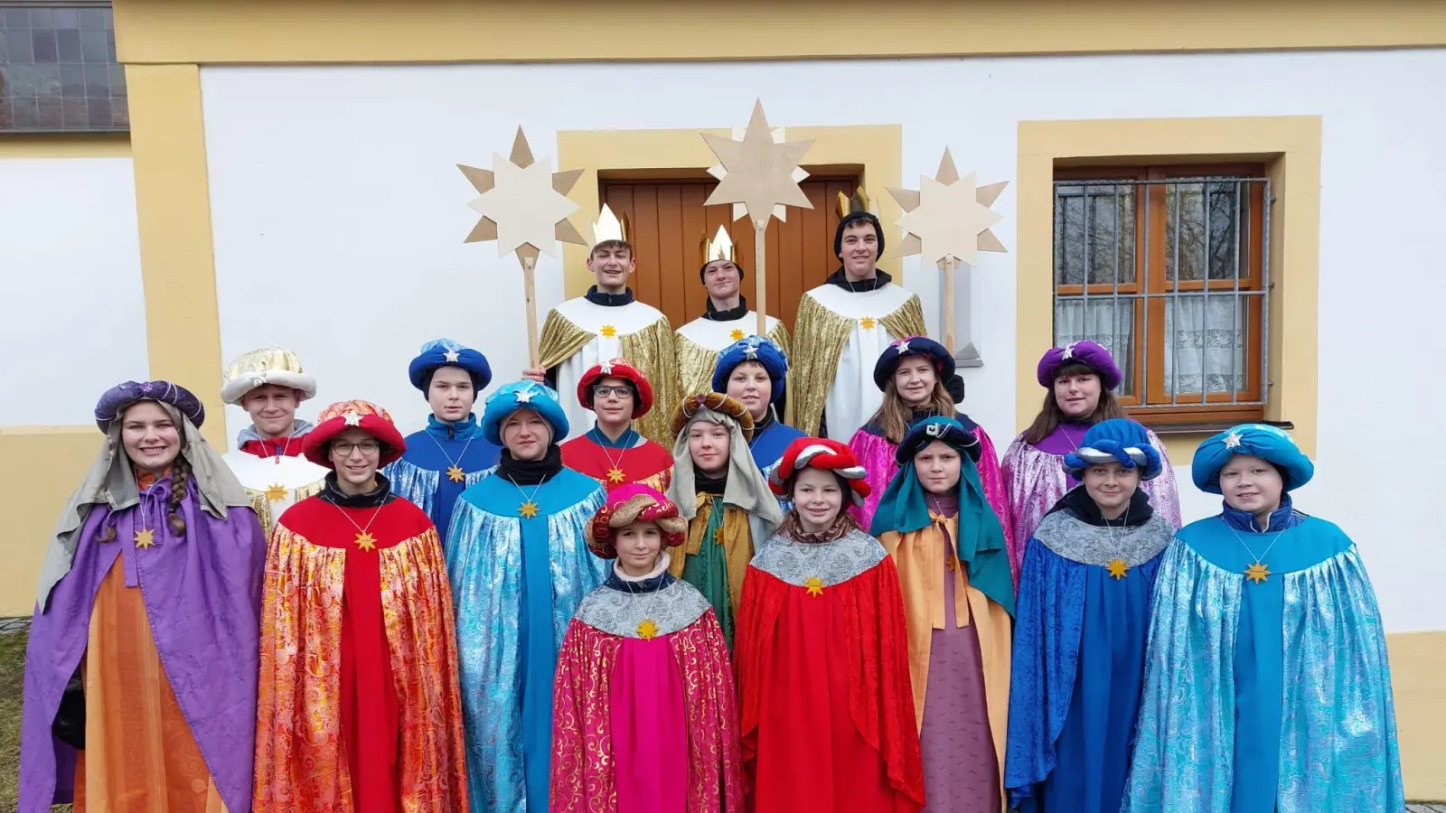 Die Sternsinger in Neudorf geben ein farbenprächtiges Bild ab.  (Bild: rgl)