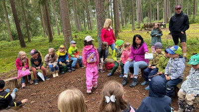 Zum Ferienprogramm ging es in den Wald. (Bild: Corinna Karger-Hostalka)