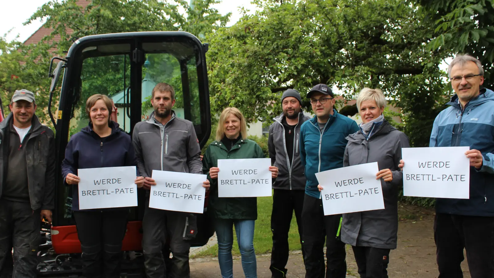 Unter der Leitung des Vorsitzenden Rudi Schinner (links) traf sich der Elternbeirat zu einem Arbeitseinsatz im Garten des Kindergartens. Mit Pfarrer Martin Besold, Träger der Einrichtung (rechts), und Leiterin Stefanie Unterburger wirbt das Gremium um die Übernahme einer Brett-Patenschaft zum Bau einer Halle für Gartenfahrzeuge.. (Bild: Kindergarten St. Elisabeth/exb)