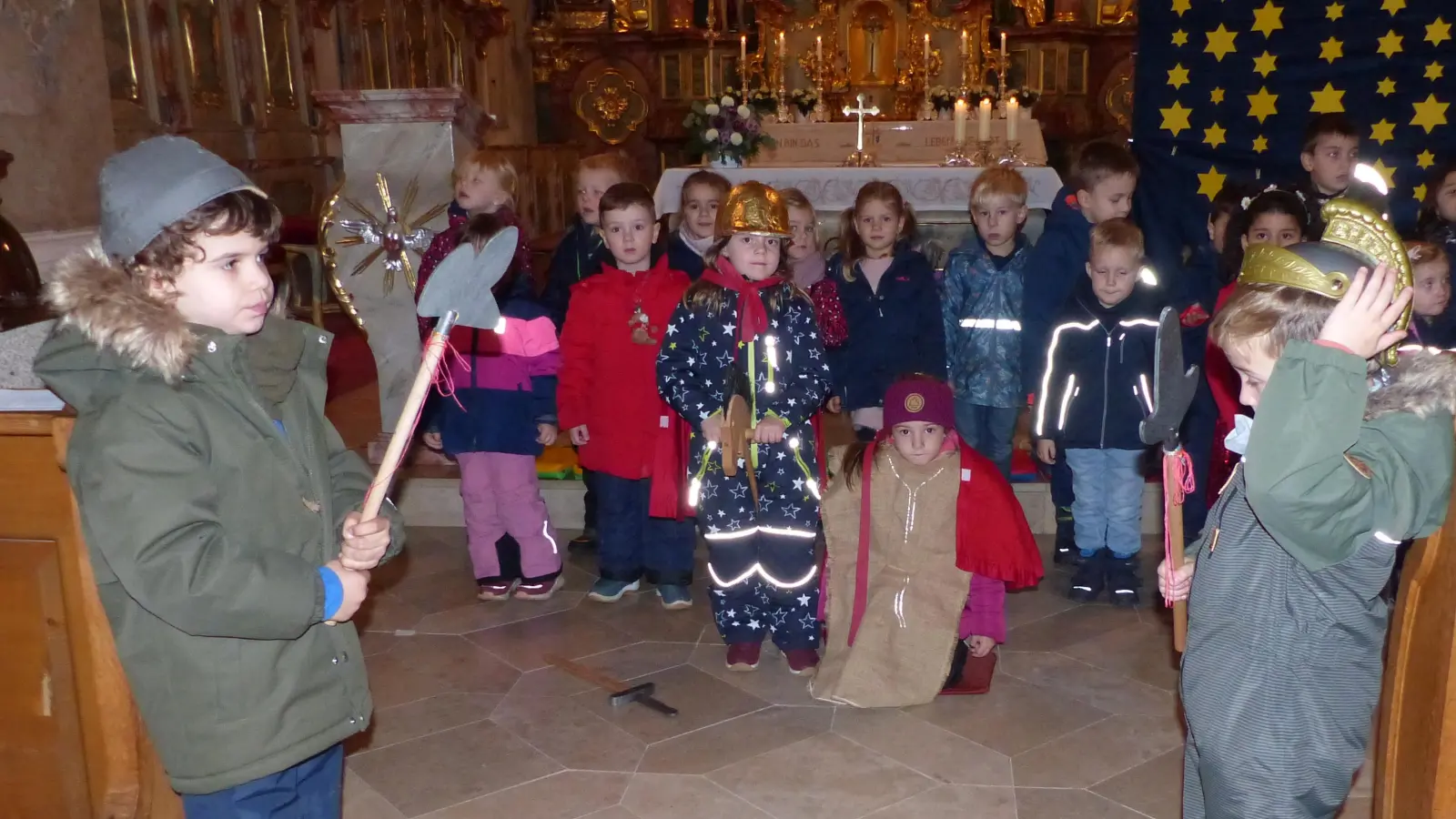 Mit einer Klanggeschichte beging der Altendorfer Kindergarten das St. Martinsfest.  (Bild: Tanja Schlehuber)