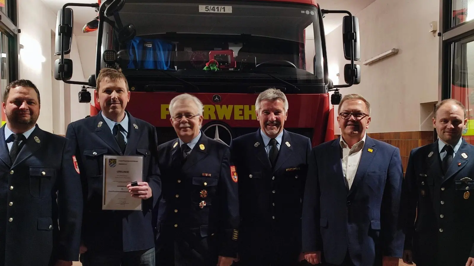 Bei der Ehrung (von links): Zweiter Vorsitzender Manuel Hösl, der langjährige Jugendwart Christian Pöhlmann, Stadtbrandrat Heiner Scharf, Vorsitzender Werner Rubenbauer, Bürgermeister Martin Preuß und Kommandant Thomas Penzkofer. (Bild: Feuerwehr Raigering/exb)