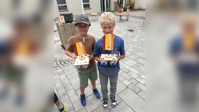 2 stolze Jungs, Jonas und Elias mit ihren Booten. (Bild: Dagmar Franz)