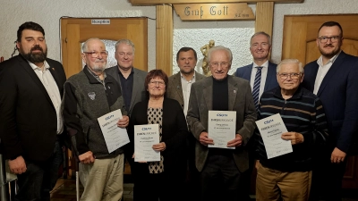 Die Mandatsträger der CSU Sulzbach-Rosenberg freuen sich gemeinsam mit den geehrten Mitgliedern über die Auszeichnung. (v.l.) 1. Bürgermeister Stefan Frank, Ingomar Fraas (55 Jahre), Landrat Richard Reisinger, Inge Bauer (50 Jahre), 2. Bürgermeister Günter Koller, Georg Lehner (40 Jahre), Landtagsabgeordneter Dr. Harald Schwartz, Martin Paulus (35 Jahre) und CSU-Ortsvorsitzender Dr. Patrick Fröhlich. (Bild: Patrick Fröhlich)