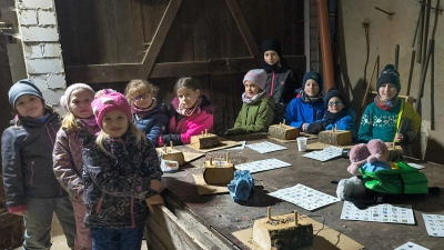 Die LBV-Kindergruppe Neukirchen mit selbstgebauten Vogelstammtischen. (Bild: Ernst Luber)