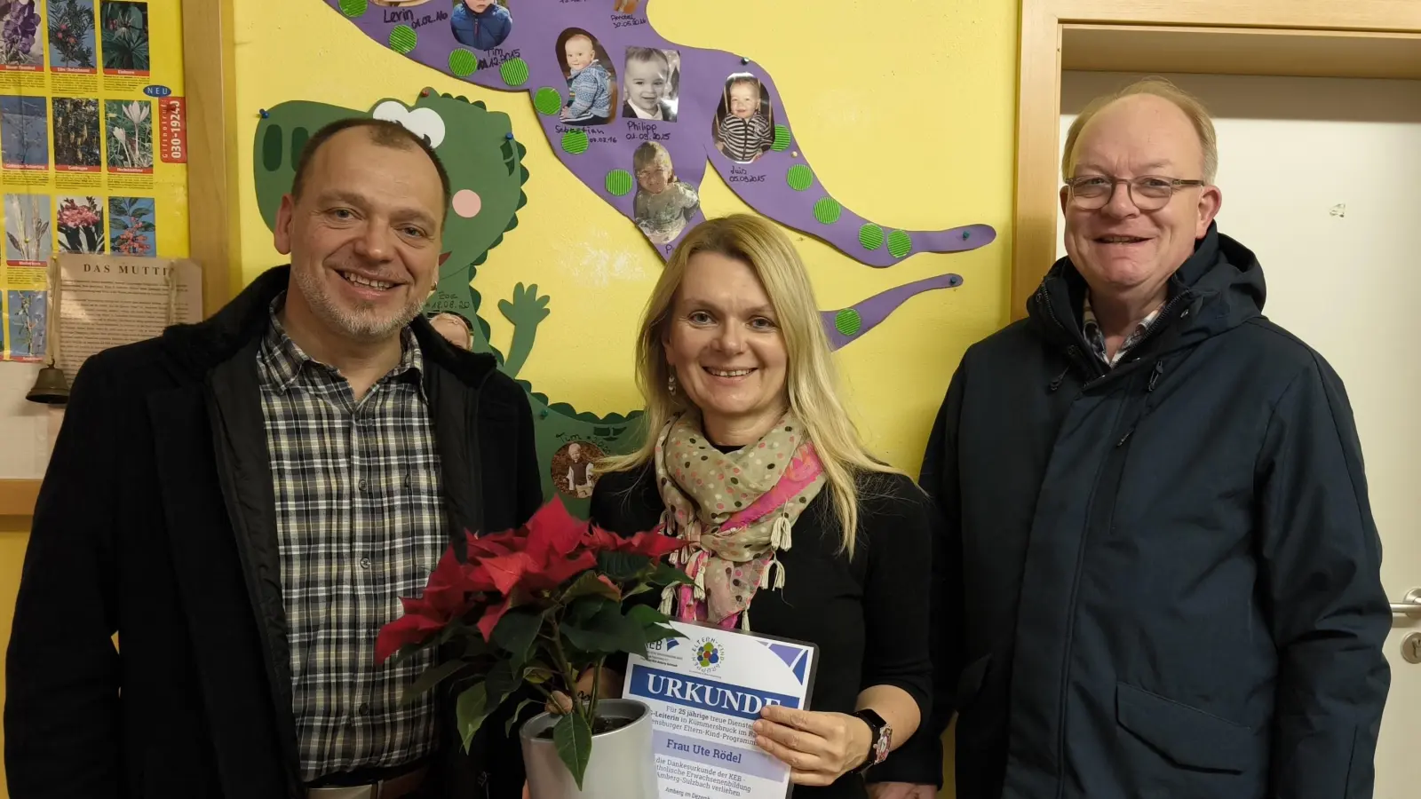 Von links: Der Leiter der KEB Amberg-Sulzbach, Christian Irlbacher, EKG-Leiterin Ute Rödel und Pfarrer Wolfgang Bauer. (Bild: Christian Irlbacher)