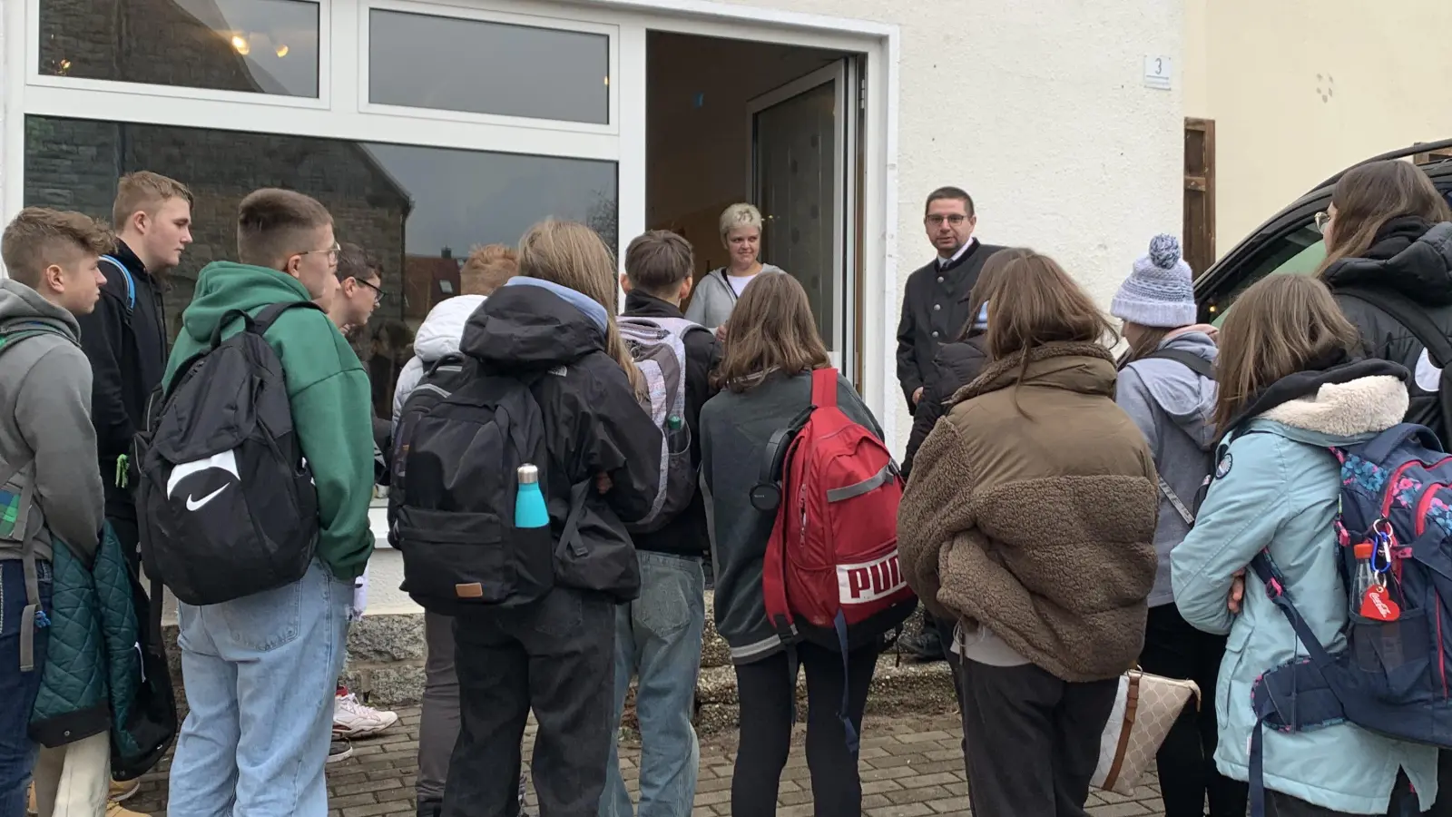 Die Schüler der 9. Klasse der Fichtelnaabtal-Mittelschule besuchten ein Bestattungsinstitut. (Bild: Bestattungsinstitut Sticht/exb)