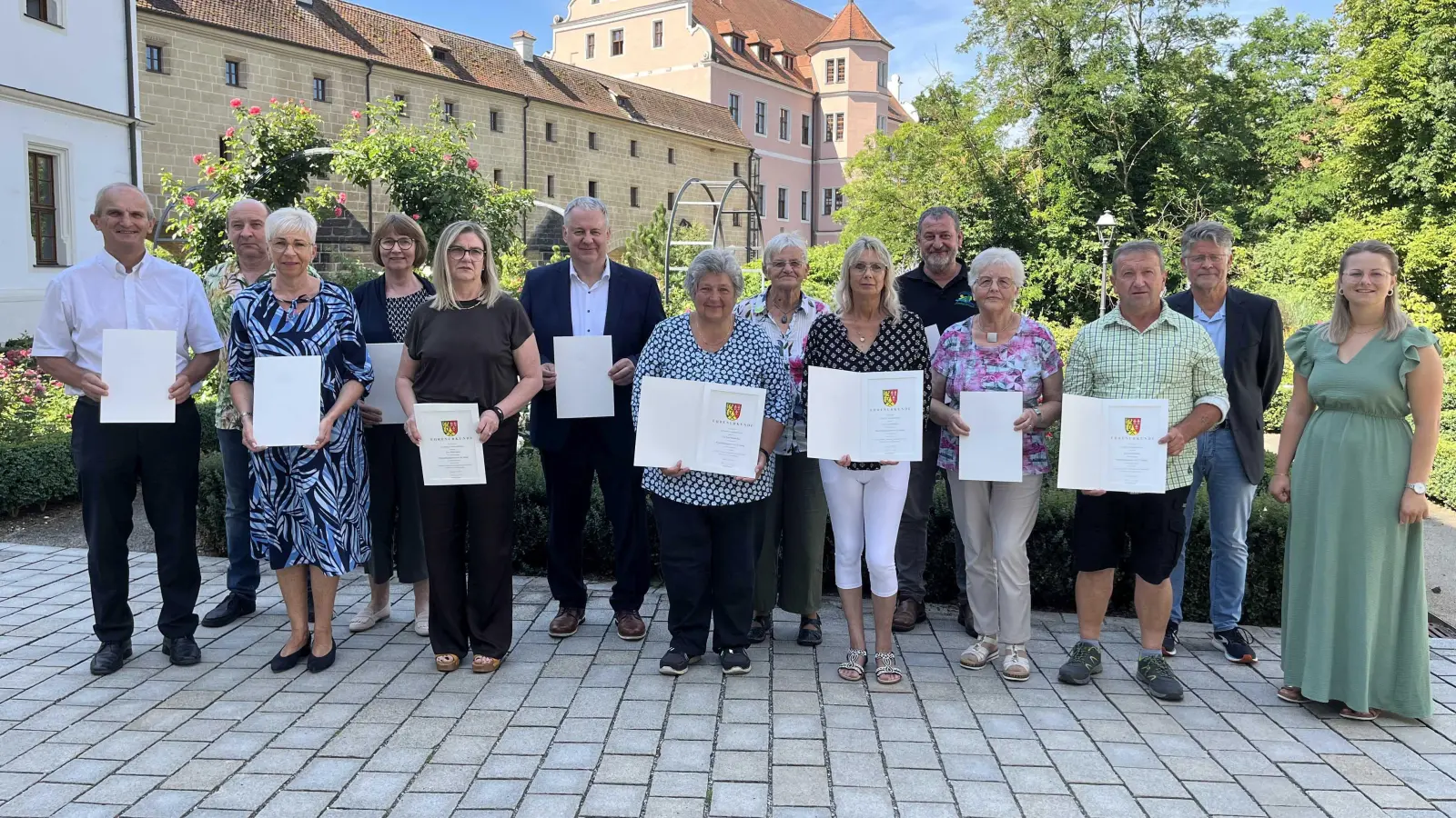 Zusammen kommen die Jubilare des Landratsamts Amberg-Sulzbach auf 430 Jahre im öffentlichen Dienst. Von links: Josef Kotz, Jochen Lautenschlager, Sonja Donhauser, Christa Heitzer, Heike Spies, Landrat Richard Reisinger (alle 40 Jahre), Karin Becker-Keil, Brigitte Than, Sylvia Erlemann, Richard Lehmeier, Maria Frankerl, Horst Kohler, Personalratsvorsitzender Erich Findl und Sophie Aures (Personalamt). (Bild: Christine Hollederer)