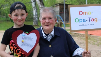 Ein Erinnerungsfoto mit den Großeltern war für die Kinder einer der Höhepunkte am Oma-Opa-Tag. (Bild: Marktgemeinde Plößberg/exb)