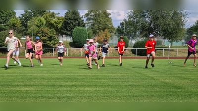 Aufwärm-Wettlauf auf dem Sportplatz. (Bild: Wolfgang Schatzberger)