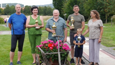 Kreisgeschäftsführer Thomas Döhler (links) und Ortsvorsitzende Andrea Gutwein (rechts) überreichten die Pokale den strahlenden Siegern: (von links nach rechts) Gabi Bernauer, Bad Neualbenreuth (3. Platz), Michael Weiß, Mitterteich (1. Platz), Kai Seitz, Bad Neualbenreuth (2. Platz) sowie den Sonderpokal an den Jüngsten Luca Seitz (5Jahre). (Bild: Andrea Gutwein)