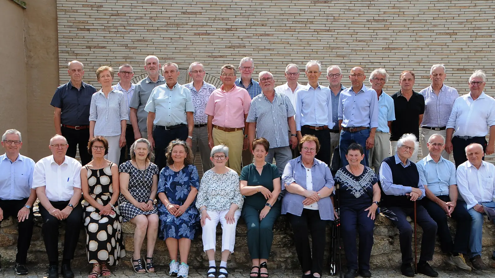 50 Jahre nach dem Abitur 1974 trafen sich die Abiturientinnen und Abiturienten des Stiftland-Gymnasiums zur Jubiläumsfeier in Tirschenreuth. Als ehemaliger Lehrer nahm Dr. Klaus Arbter (sitzend, Dritter von rechts) am gemeinsamen Dankgottesdienst teil. (Bild: Lisa Wettinger/exb)