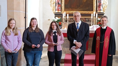 Obmann Hubert Grill (Zweiter von rechts) überreichte den Jungbläserinnen Isabella Ay, Maria Dreyer und Corinna Rylke den Mitgliedsausweis und die bronzene Bläsernadel.  (Bild: Rosemarie Uschold)