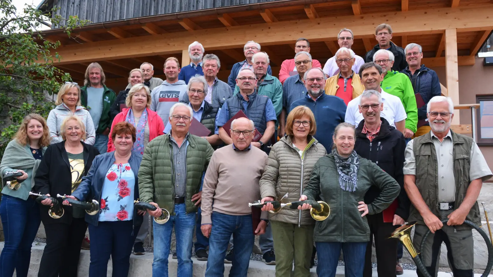 Mitglieder des Männerchors und der Hahnbacher Jagdhornbläser haben schon öfter gemeinsam musiziert. Zusammen mit dem Ehenfelder Kirchenchor freuen sie sich auf viele Besucher bei der offenen Singstunde im Gemeinschaftshaus. (Bild: Fritz Dietl)