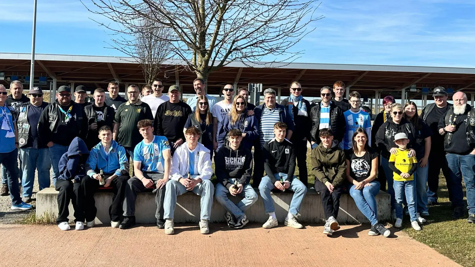 Gruppenfoto kurz vor München bevor es ins Grünwalder Stadion geht.  (Bild: Udo Völkl )