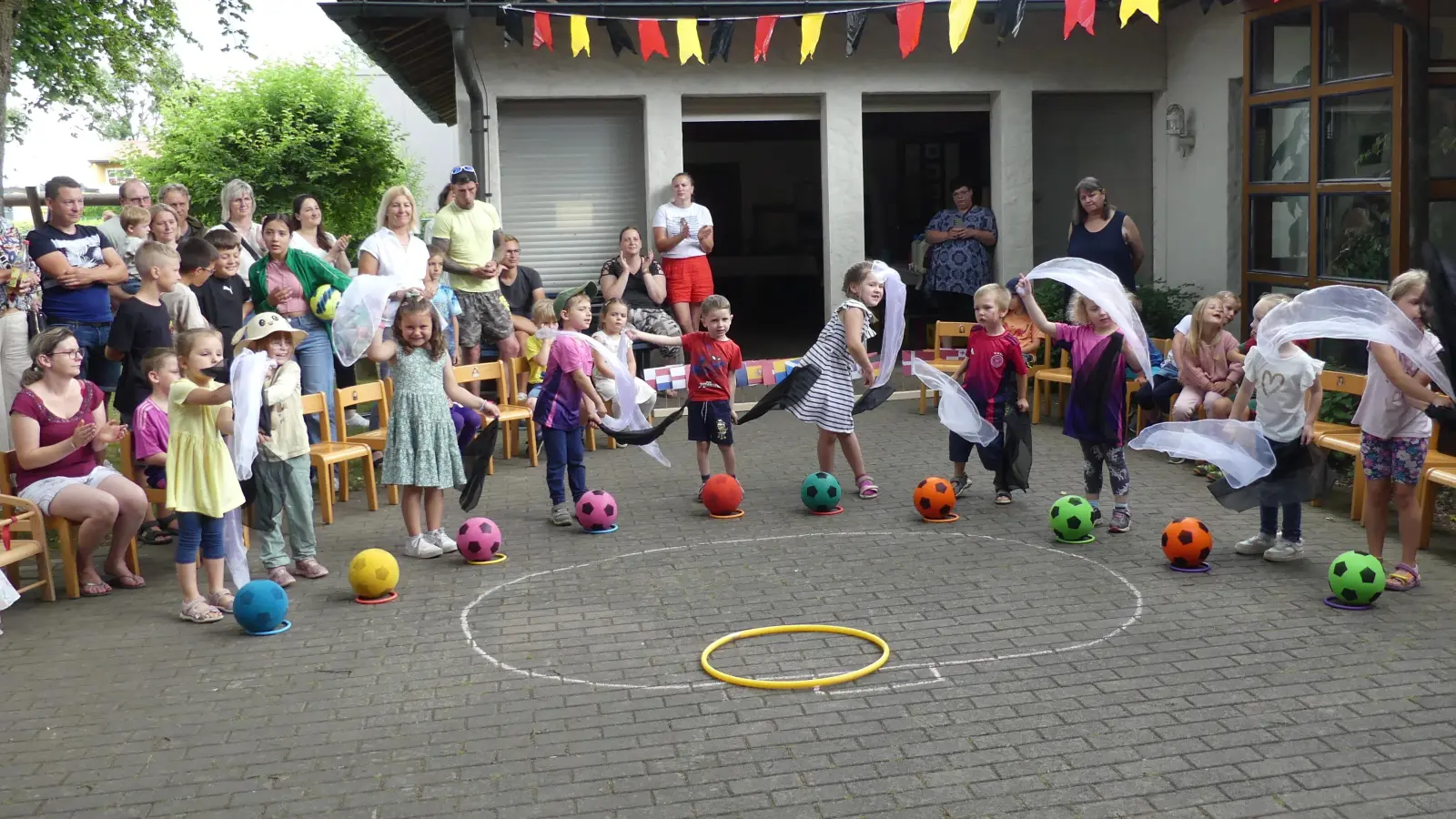 Die Kinder und ihre Eltern hatten beim Fußballfest im Krummennaaber Kinderhaus St. Marien ihren Spaß.  (Bild: Kinderhaus Krummennaab/exb)