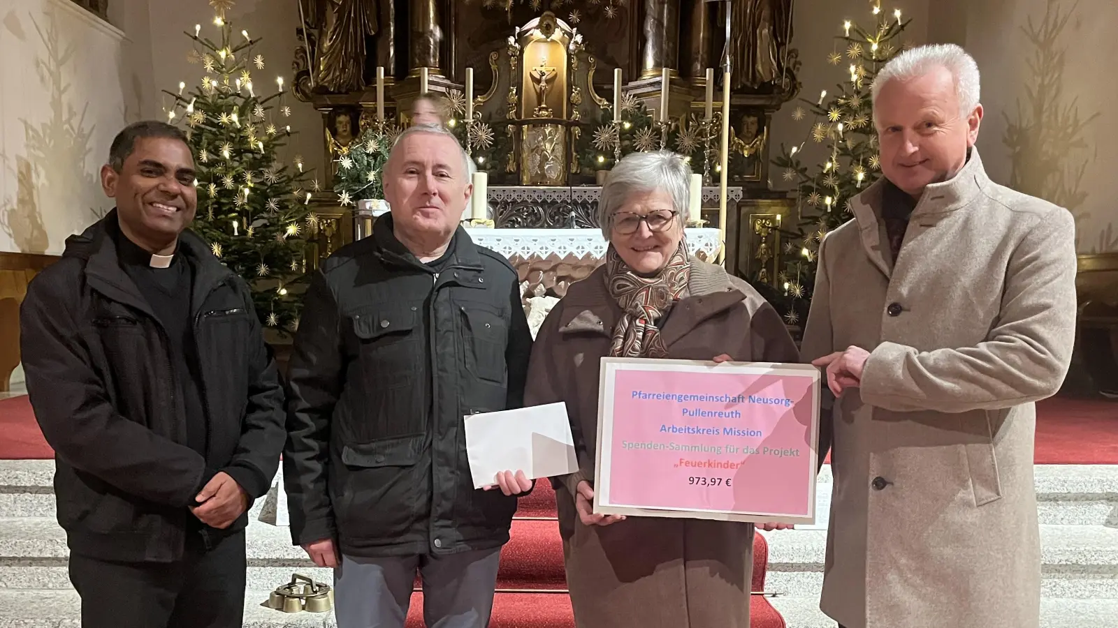 Auf dem Bild: v.li. Pfarrer Julius Johnrose, Arbeitskreiskoordinator Stefan Roth, Frau Dr. Schraml (Feuerkinder) und Pfarrgemeindesprecher Robert Bauer (Bild: Alexander Hörl)