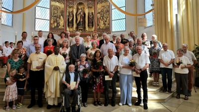19 Paare waren der Einladung gefolgt, ihr diesjähriges Ehejubiläum im Kreise der Pfarrgemeinde zu feiern. (Bild: Richard Beer)