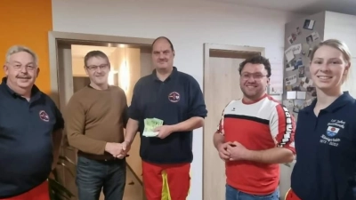 Die Vertreter der Königsteiner First Responder freuten sich über die 500-Euro-Spende der Dorfgemeinschaft Hannesreuth. (Bild: lei)